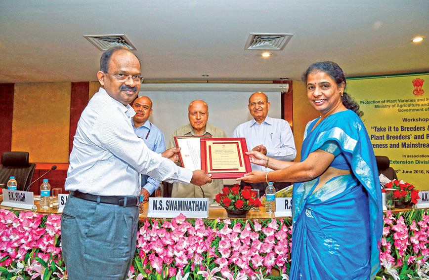 Dr P. Rajendran and Dr Elsy receiving an award for recommending the highest number of Plant Genome Saviours in India